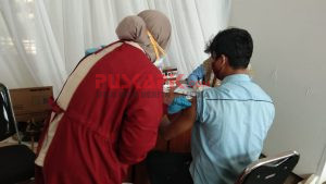 Ribuan Buruh Pabrik Sarung di Batang Disuntik Vaksin