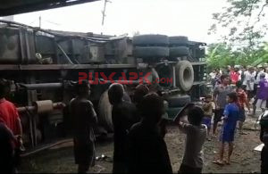 1 Tewas 5 Luka, Rem Blong, Truk Seruduk Mikrobus dan Bangunan