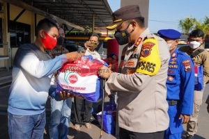 Polres Batang Salurkan Bantuan Sembako Kepada Nelayan Terdampak PPKM