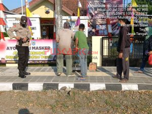 Polsek Slawi Tegal Sediakan Nasi Bungkus Gratis untuk Warga