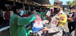 Puluhan Pengemudi Ojol Dapat Bansos Polres Batang