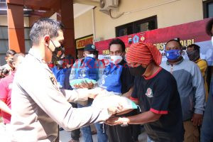 Lihat, di Brebes Pekerja Seni Dapat Bansos dari Polres