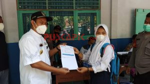 Tinjau Vaksinasi Pelajar SMP, Bupati Pemalang: Jika Kasus Covid-19 Turun, PTM Dibuka