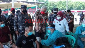 Serbuan Vaksin TNI AL Koarmada II di Kabupaten Tegal Diserbu Ribuan Orang