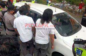 Warga Brebes Heboh, Mobil Tanpa Plat Nomor Dikepung Puluhan Polisi