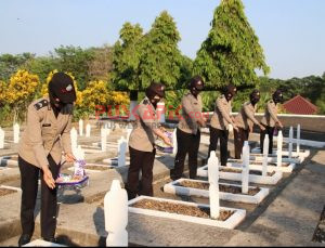 HUT Polwan ke-73, Polwan Pekalongan Tabur Bunga di Makam Pahlawan