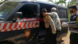 Kebut Vaksinasi, Bhabinkamtibmas di Pemalang Jemput Lansia ke Desa