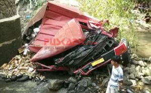 Diduga Ngantuk, Sopir Tewas, Truk Boks Terjun ke Sungai