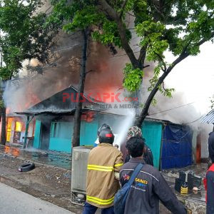 Breaking News, Warung ‘Remang-Remang’ Comal Baru Pemalang Terbakar