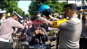 Terjaring Operasi Patuh, Pemotor  di Tegal Malah  Dapat Hadiah