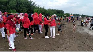 Lihat, Pengunjung Wisata Pantai Kabupaten Tegal Abaikan Prokes
