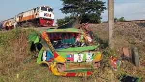 Di Tegal, Odong-odong Dihantam Kereta Api, Begini Kondisinya
