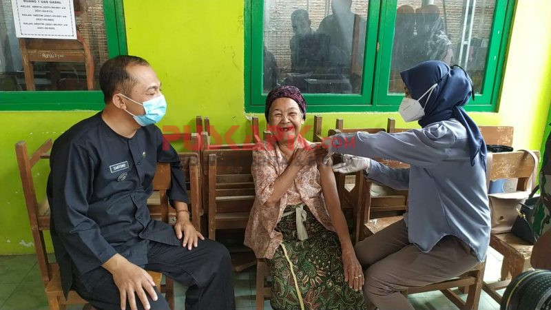 Lansia Tertua di Kota Tegal Semangat Ikut Vaksinasi Covid-19