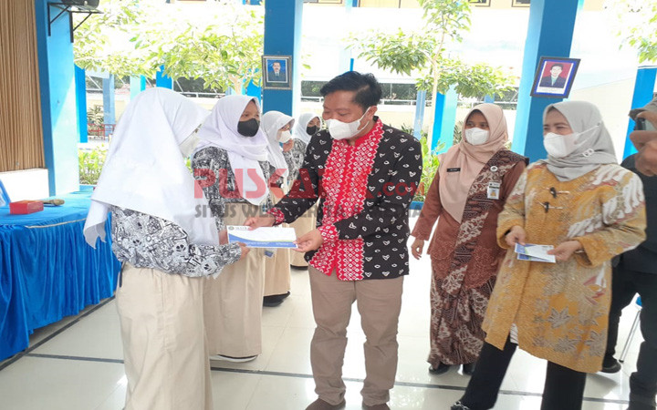 Puluhan Siswa SMA 1 Kota Tegal Terdampak Covid-19 Terima Beasiswa