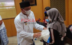 Bantu Warga Terdampak Covid-19, Pemkot Pekalongan Salurkan Ratusan Paket Beras