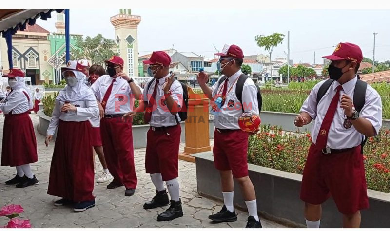 Berdandan ala Siswa SD, Wali Kota Tegal Hibur Peserta Vaksinasi dengan Joget TikTok