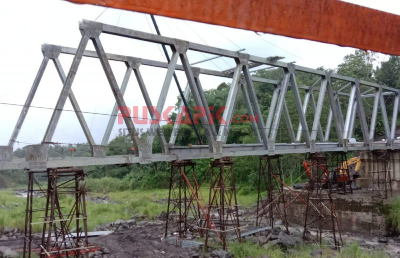 Belum Selesai Dibangun, Rangka Jembatan Plompong di Brebes Sudah Melengkung