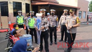 HUT Bhayangkara ke-76, Polres Tegal Beri Bantuan Alat Jalan Untuk Difabel