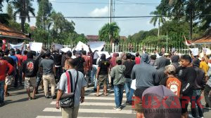 Tolak Konsolidasi, Ratusan Pemborong di Tegal Demo Bupati