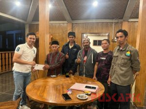 Dede Indra Permana Bantu Pugar Area Makam Pangeran Benowo Pemalang