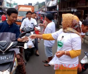 Berkah Ramadan, Rumah SandiUno Indonesia Bagi-bagi Takjil di Pemalang