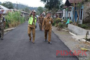 Diduga Asal-asalan, Mansur Sidak Proyek Perbaikan Jalan Pulosari-Siremeng
