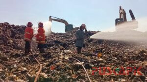 Tangani Darurat Sampah, TPA Pesalakan Pemalang Disemprot 5000 Liter Cairan EM4 Penghilang Bau Busuk