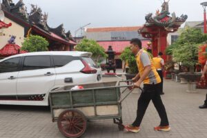 Sejumlah Tempat Ibadah Jadi Sasaran Bersih-Bersih, HUT Ke-78 Bhayangkara Polres Tegal Kota