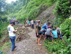 Longsor, Jalan Antar Desa Di Kandangserang Pekalongan, Putus