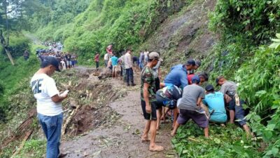 Longsor, Jalan Antar Desa Di Kandangserang Pekalongan, Putus