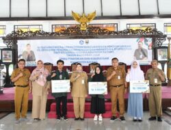 Pemkab Batang Berikan Bantuan Biaya Pendidikan Bagi SMA dan Mahasiswa
