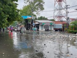 Jalan Veteran Pemalang Dibanjiri Sampah Luapan Kali Gempol 