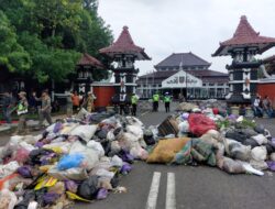 Geram! Ulang Tahun Bupati Pemalang, Warga Hadiahkan 2 Truk Sampah