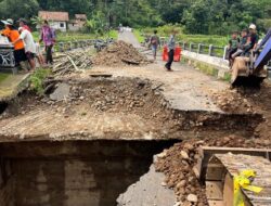 Gerak Cepat Pemkab Batang Perbaiki Jembatan Amblas di Kali Kupang yang Menghubungkan Tiga Desa