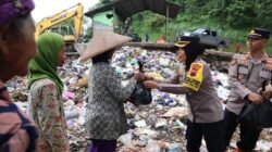 Polwan Polres Pekalongan Bagikan Bansos kepada Pemulung dan Petugas Truk Sampah