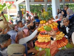 18 Gunungan Diperebutkan Warga di Kirab Budaya Kabupaten Batang