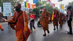 Rombongan Biksu Thudong Melintas dan Bermalam di Pemalang 