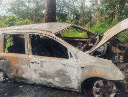 Sebuah mobil Terbakar di Kawasan Desa Linggoasri