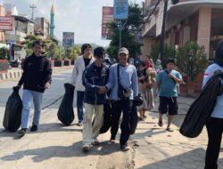 Mahasiswa Brebes Selatan Turun Tangan Bersihkan Jalan dari Sampah