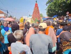 Kirab Festival Bawang Merah Brebes Ricuh, Warga Berebut Gunungan hingga Kecopetan
