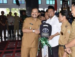Tepati Janjinya, Bupati Anom Serahkan Bantuan Mobil Pondok Pesantren