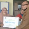 Serahkan Santunan Kematian, HNSI Batang Ajak Nelayan Daftar BPJS Ketenagakerjaan
