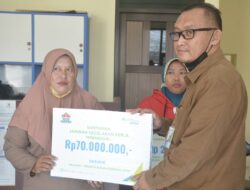Serahkan Santunan Kematian, HNSI Batang Ajak Nelayan Daftar BPJS Ketenagakerjaan