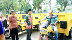 Dukung Lingkungan Bersih, Pemkab Pekalongan Hibahkan 20 Kendaraan Pengangkut Sampah ke Masyarakat