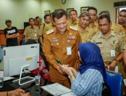 Dengarkan Langsung Keluhan Wali Murid, Gubernur Ahmad Luthfi Tinjau Posko SPMB