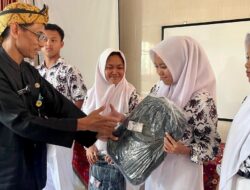 Siswa Terdampak Rob Gembira Terima Tas dan Alat Tulis dari Disdikbud Jateng