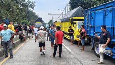 Ratusan Truk Blokir Pantura Batang, Tolak Larangan ODOL