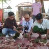 Lebih Ramah Lingkungan, di Brebes Daging Kurban Pilih Dibungkus Daun Jati