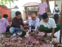 Lebih Ramah Lingkungan, di Brebes Daging Kurban Pilih Dibungkus Daun Jati