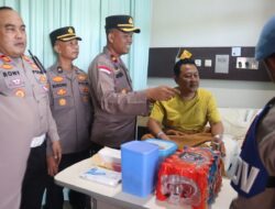 Sambut Hari Bhayangkara Ke-79 Polres Pekalongan Anjangsana ke Anggota Sakit